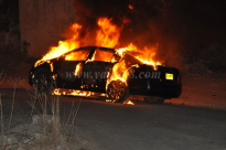  بالفيديو: فجر اليوم - مجهولون يضرمون النيران في سيارة احد المواطنين بمدينة اللد